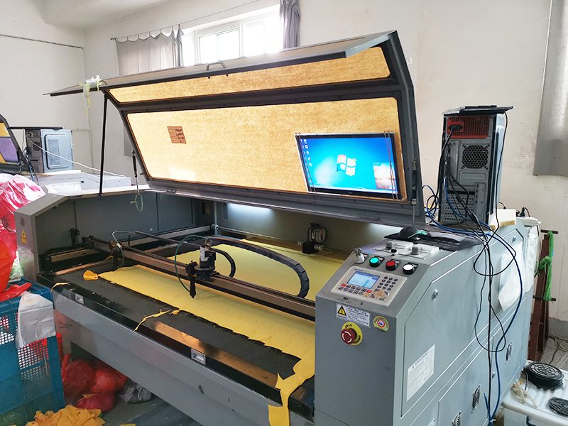 Automatic fabric cutting machine